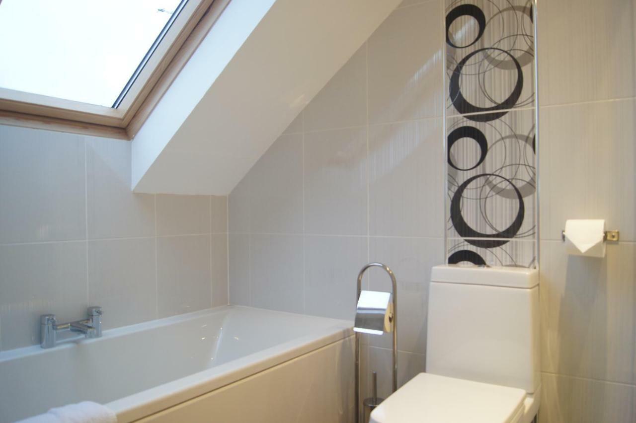 Modern, Cosy Apartment In Bearsden With Private Parking Glasgow Exteriör bild