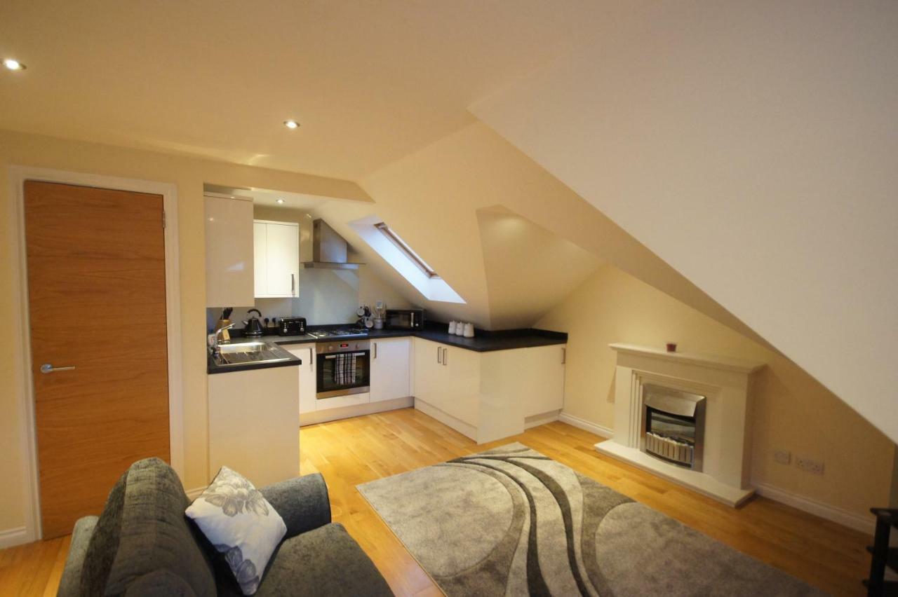 Modern, Cosy Apartment In Bearsden With Private Parking Glasgow Exteriör bild